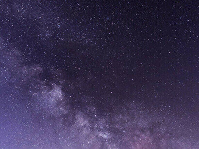 Al explicar desde el origen del universo hasta la evolución de la inteligencia, Sagan mostró que comprender el cosmos era también comprendernos a nosotros mismos