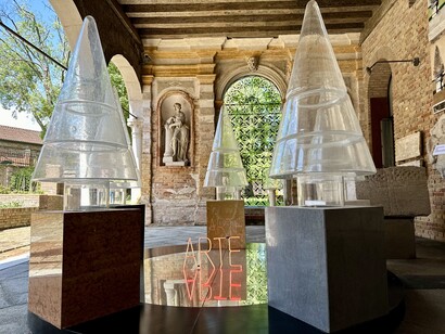 Federica Marangoni, On the road 1970-2024, vista della mostra. Per gentile concessione del Museo del Vetro