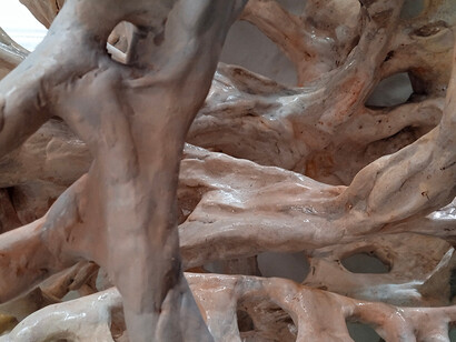 Fillinne, artiste peintre et plasticienne. Elle a parcouru des pays qui lui reprochent son art de vivre et sa vie, tant et si bien qu’elle change de situation géographique quand le moment vient de plier bagage, avec son Van