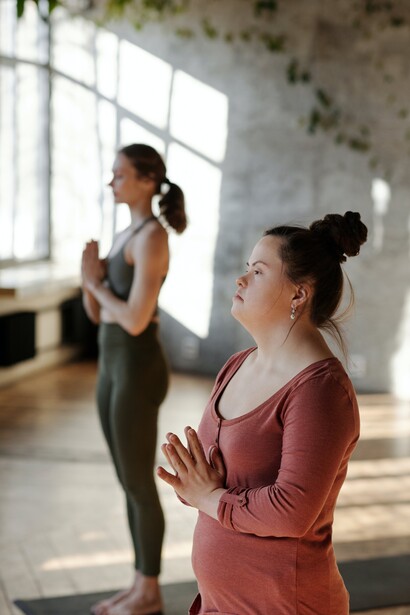 Mulheres meditando sozinhas
