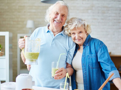Pareja de adultos mayores comparte tiempo cocinando. Naturalmente, la actividad física en la vejez, al igual que la cultural, la intelectual o la social y participativa, es fundamental, pero es importante entender este pensamiento como algo no meritocrático
