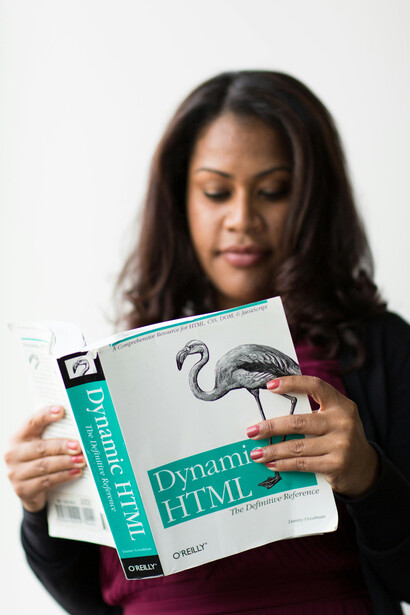 Estudante de Sistemas da Informação lê livro sobre linguagem e códigos