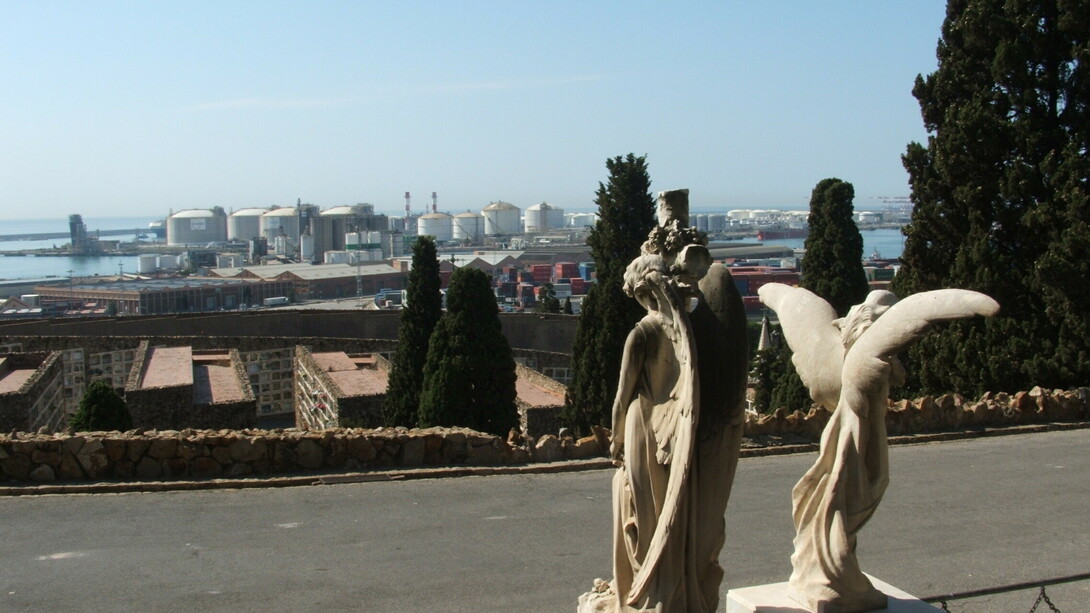 Cementerio de Montjuïc, diseñado por Leandre Albareda e inaugurado en 1883, alberga monumentos y esculturas modernas, modernistas, neogóticas, realistas y neo-egipcias que reflejan el patrimonio cultural y los valores históricos de la ciudad, Barcelona, España