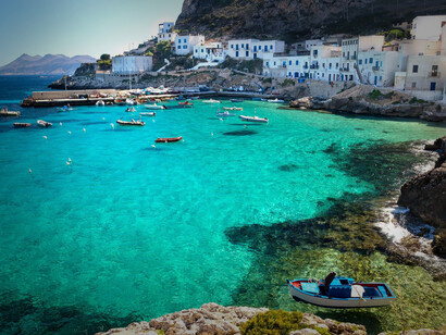 Levanzo, Italia. È un luogo che spinge alla riflessione, alla contemplazione della bellezza priva di orpelli e rumorose distrazioni