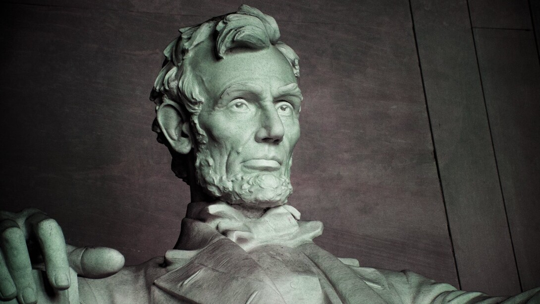 A statue of Abraham Lincoln