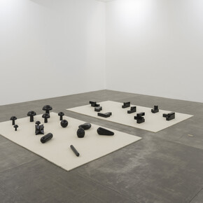 José Damasceno, Sobre o Objeto de 8º Grau, 2013, Obsidiana e feltro, 2 peças de feltro, 183 x 300cm (cada), 25 peças de obsidiana, 30 x 30cm (cada). Photo: Eduardo Ortega. Courtesy Galeria Fortes Vilaça, Vista da exposição em Galeria Fortes Vilaça, São Paulo, 2013