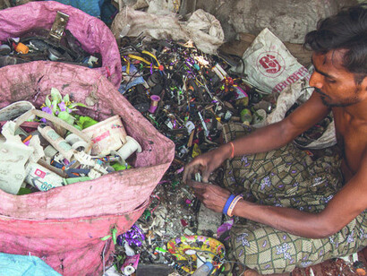 Rich produce waste, poor have to deal with it, one form of deadlihoods - Mumbai (India) @ Vipul Sangoi
