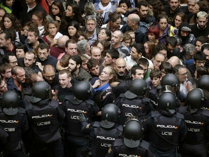Momentos de tensión a las puertas de un colegio electoral en el referéndum del pasado domingo 