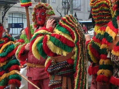 Caretos de Podence (Macedo de Cavaleiros, Bragança): são os mais célebres, com o seu Entrudo Chocalheiro classificado como Património Cultural Imaterial da Humanidade pela UNESCO em 2019. O seu traje é caracterizado por longas franjas de lã vermelha, amarela e verde e uma máscara de latão ou couro com um nariz pontiagudo e saliente, complementada por uma profusão de chocalhos