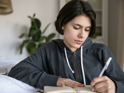 Mas soportando estoica ese reproche del lápiz que le teme a la hoja en blanco, daré a luz un poema cada noche