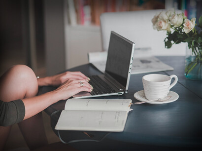 Travail en freelance. Les outils de communication en ligne permettent aux indépendants de communiquer et de collaborer avec leurs clients en travaillant de n’importe où