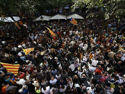 Multitudinaria concentración del pasado miércoles delante de la 'Conselleria de Economia' donde una comitiva judicial efectuaba un registro 
