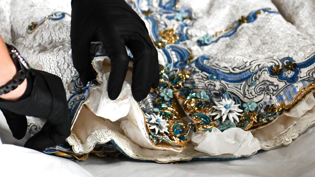Louvre couture. Art and fashion: statement pieces, exhibition view. Courtesy of Musée du Louvre