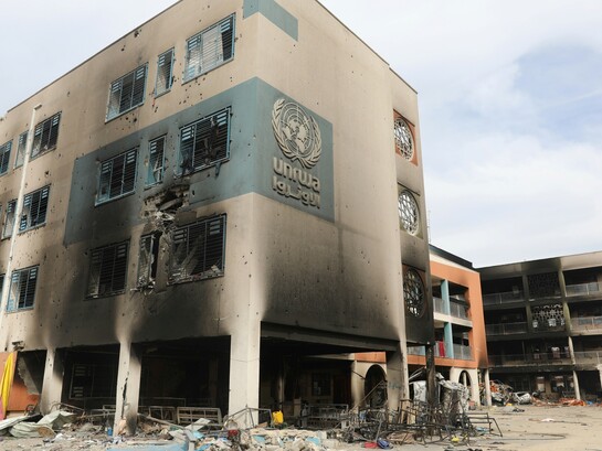 La distruzione di ospedali, scuole, centri di accoglienza e altre infrastrutture civili a Gaza compromette non soltanto le condizioni di sopravvivenza della popolazione, ma anche la possibilità di ricostruire una vita collettiva. Quando vengono meno i luoghi destinati alla cura, all'istruzione e alla protezione, le conseguenze della guerra si estendono ben oltre l'emergenza immediata, colpendo le prospettive delle generazioni future