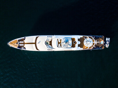 Yacht di lusso. L’area equipaggio comprende una cabina principale del comandante con un letto singolo e due cabine dell'equipaggio con due letti singoli