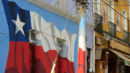 Graffiti mit der chilenischen Flagge in Valparaiso