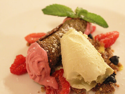 Cannolo con crema al pistacchio e piccoli. Foto di Sara Biondi