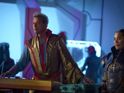 Jeff Goldblum y Rachel House en "Thor: Ragnarok" (2017)