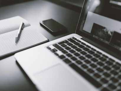 El uso de inteligencia artificial en áreas como la justicia demuestra su potencial para agilizar procesos complejos, pero también plantea desafíos sobre transparencia y confiabilidad en la toma de decisiones