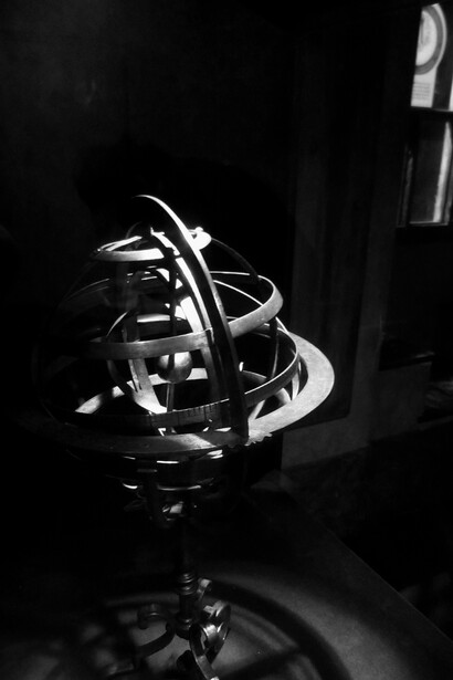 Esfera armilar de madeira