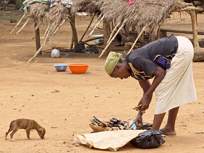 Mujer en situación de pobreza extrema trabajando, África