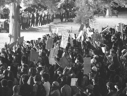 Gente en una marcha con carteles protestando contra la corrupción y la inmoralidad político-social