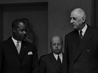 Le président français Charles de Gaulle s'entretient avec le président camerounais Ahmadou Ahidjo en juin 1967, Jacques Foccart observe la scène en arrière-plan