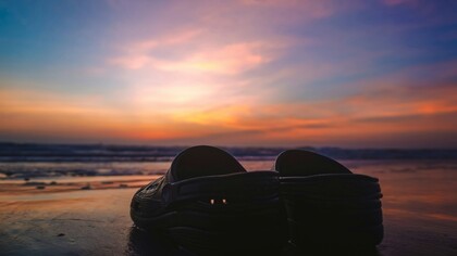 Le Crocs, famose per la loro praticità, trovano un tocco di ribellione e stile quando accostate a capi animalier, creando un look che sfida le convenzioni della moda tradizionale