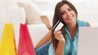 Una chica haciendo compras por internet