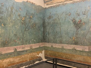 Gli affreschi sono esempi straordinari del cosiddetto “secondo stile pompeiano”, caratterizzato da illusioni prospettiche e scenari architettonici. Foto di Raffaella Cesareo