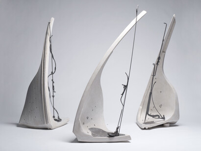 Gabriella Benedini, Arpe di Ninive, 2012, vetroresina e ferro, 70 x 70 x 60 cm circa ciascuna
