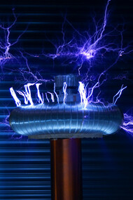 A invenção da eletricidade revolucionou a vida humana e permitiu o surgimento de tecnologias que transformaram nossa sociedade, desde a revolução industrial até a era digital, moldando o mundo moderno como conhecemos