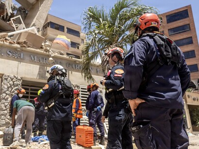Equipo de rescate investiga las consecuencias de los destrozos en La Guaira, Venezuela