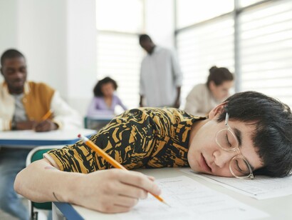 O mercado sucateou as carreiras, e as carreiras estão sucateando os sonhos dos estudantes. Temos uma prensa esmagando de baixo para cima e de cima para baixo. Eu, como professor universitário, estou no meio disso — vendo o topo ruir e a base ceder