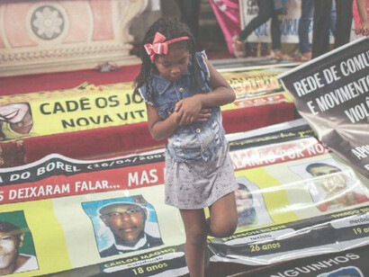 Una niña en las protestas por la masacre de 1993 en la Iglesia de la Candelaria, Río de Janeiro