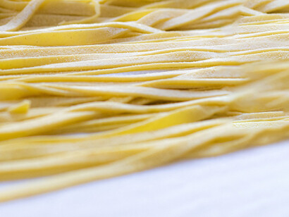 Pertanto, leggere un libro di ricette e di arte della buona tavola scritto in modo fluido e facilmente leggibile, fece sì che intorno alla tavola, veramente, ci si unisse