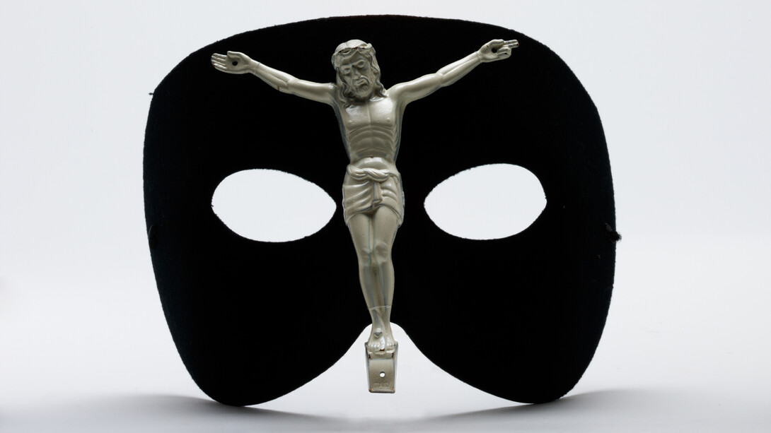Alexander McQueen, Mask, Victoria and Albert Museum