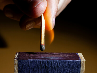 L’étincelle représente l’événement aléatoire d’où naît l’ordre : comme la vie, apparue du hasard mais soumise ensuite aux lois de la nécessité