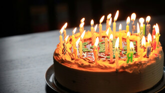 La costumbre de celebrar los cumpleaños tiene origen en las civilizaciones antiguas, como los egipcios, griegos y romanos