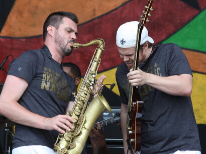 Acercarme sola a Nueva Orleans, no por el morbo de recordar la tragedia, sino por comprobar que mi cerebro podía sobrevivir de alguna manera y conjurar tanto fantasma.  
The Brass-A-Holics at New Orleans Jazz Fest, EE. UU.