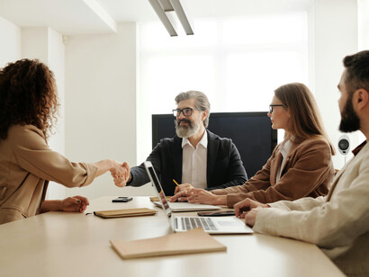 Reunión de trabajo. Para vivir en paz es importante solucionar los conflictos por medios pacíficos y negociados
