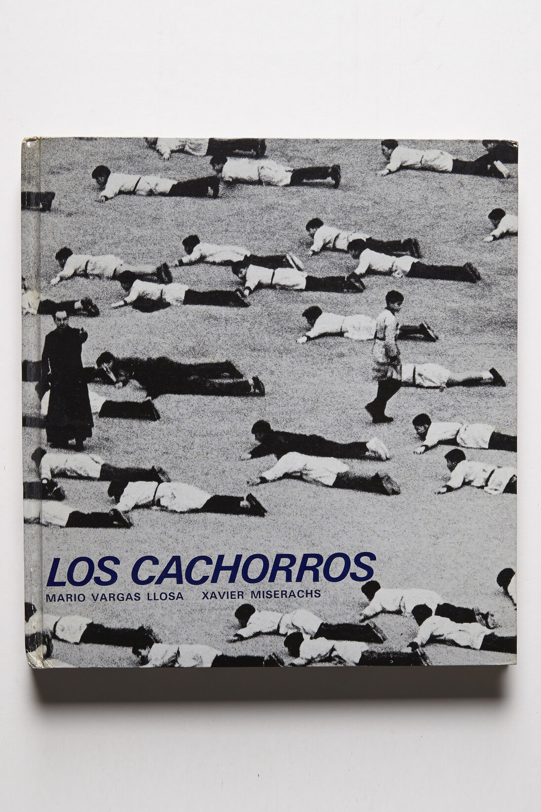 Mario Vargas Llosa, Xavier Miserachs. Los cachorros. Barcelona: Lumen, colección Palabra e Imagen, 1967  