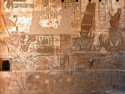 Rilievo raffigurante Dario il Grande che offre un'immagine della dea Maat e offerte ad Amun-Re e Mut, Tempio di Hibis, porta interna (terza), lato sinistro/sud, depressione di el-Kharga, deserto libico, Egitto