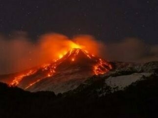Vulcão Etna em erupção. O complexo de vulcões possui dois tipos de erupções: as explosivas da cratera de cume as de ventilação de flancos