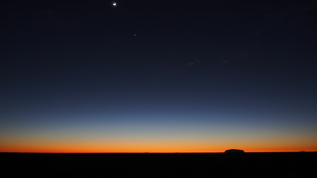 Cae la noche en Australia con el Uluru / Ayers Rock al fondo