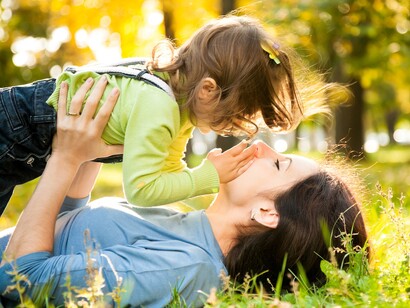 Una madre juega con su hija