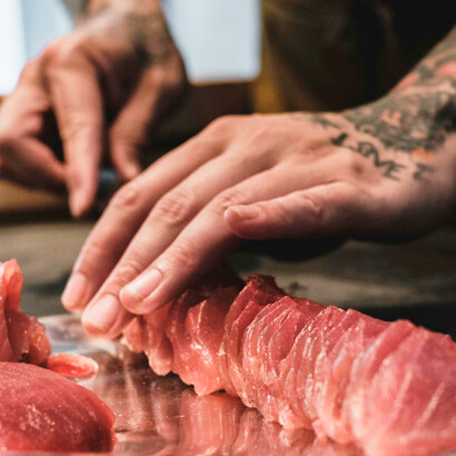 Alimento sendo manuseado. Quanto a produção de alimentos é realizada sob rigoroso controle de qualidade, tanto em indústrias como no preparo doméstico, os riscos são mitigados a níveis aceitáveis