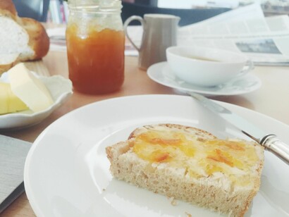 Zopf mit Butter und Marmelade