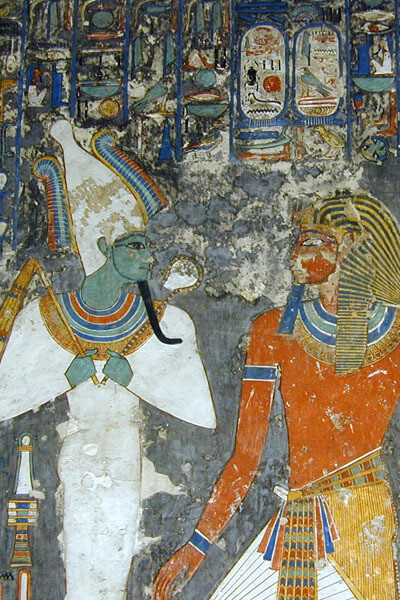 El rey Horemheb frente a Osiris portando el látigo real y el cetro. Tumba de Horemheb, Valle de los Reyes, Tebas Occidental, Egipto