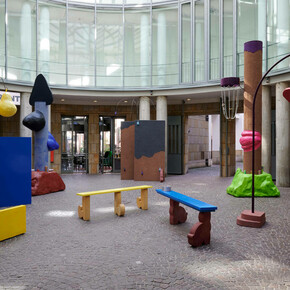 Maruša Sagadin. Luv Birds in toten Winkeln, exhibition view, © Schirn Kunsthalle Frankfurt 2023, Photo: Mareike Tocha